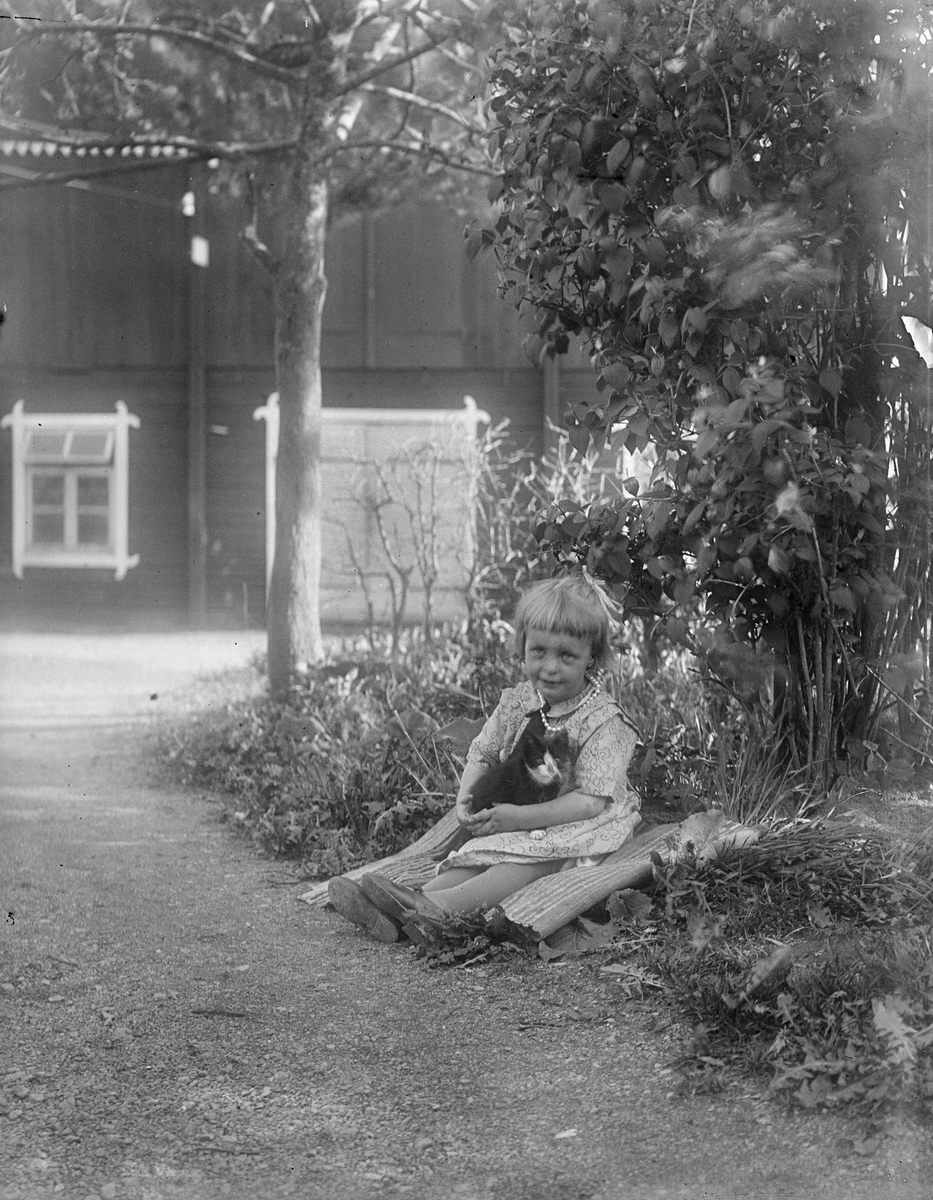 "Lars Johansons flicka och katten", Knapptibble, Frösthults socken, Uppland 1926
