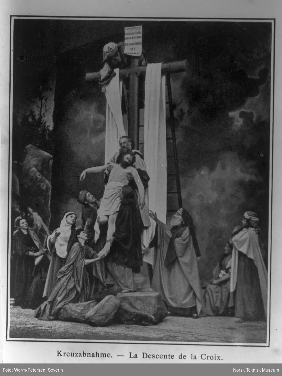 Nedtagelsen af korset. Avfotograferinger fra Skuespillet i Oberammergau 1900. Bibelske motiver.
