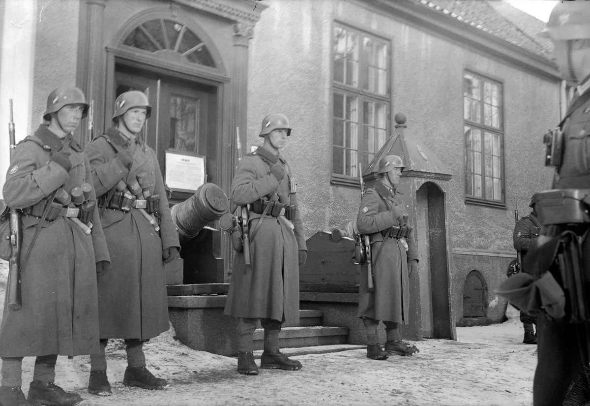 Tyske soldater holder vakt utenfor Munkegata 2