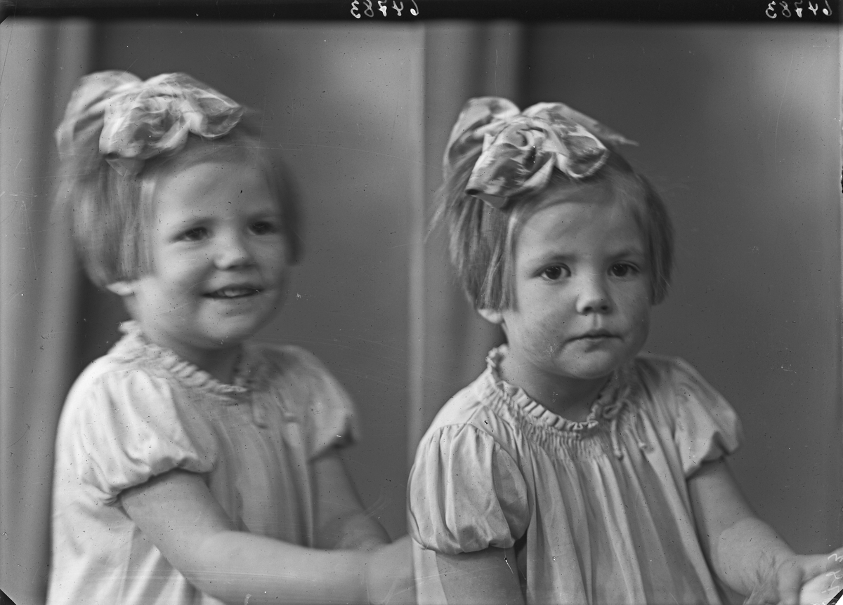 Portrett. Ung pike i lys sommerkjole med sløyfe i håret. Bestilt av Fru Tannlæge Vie. Haraldsgaten 192.