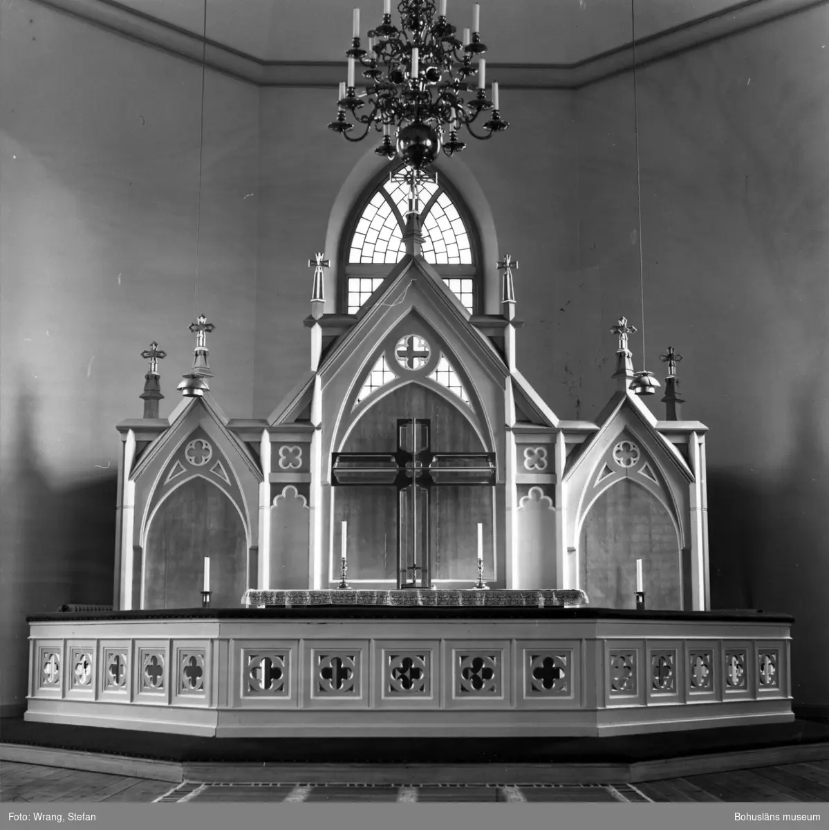 Text till bilden:"Svenneby nya kyrka. Koret. Skärmvägg 1915, kors 1963".