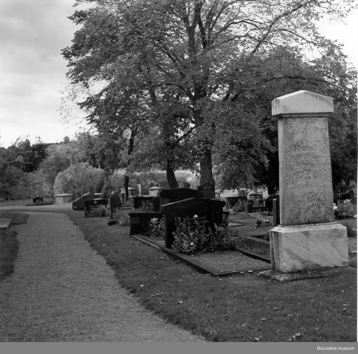 Text till bilden: "Långelanda kyrka. Kyrkogården närmast norr om kyrkan".