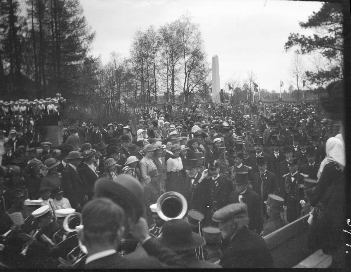 Eidsvoll, folkefest, grunnloven 100 år, 17.mai 1914. Kong Haakon og Stortingsrepresentanter ankommer,