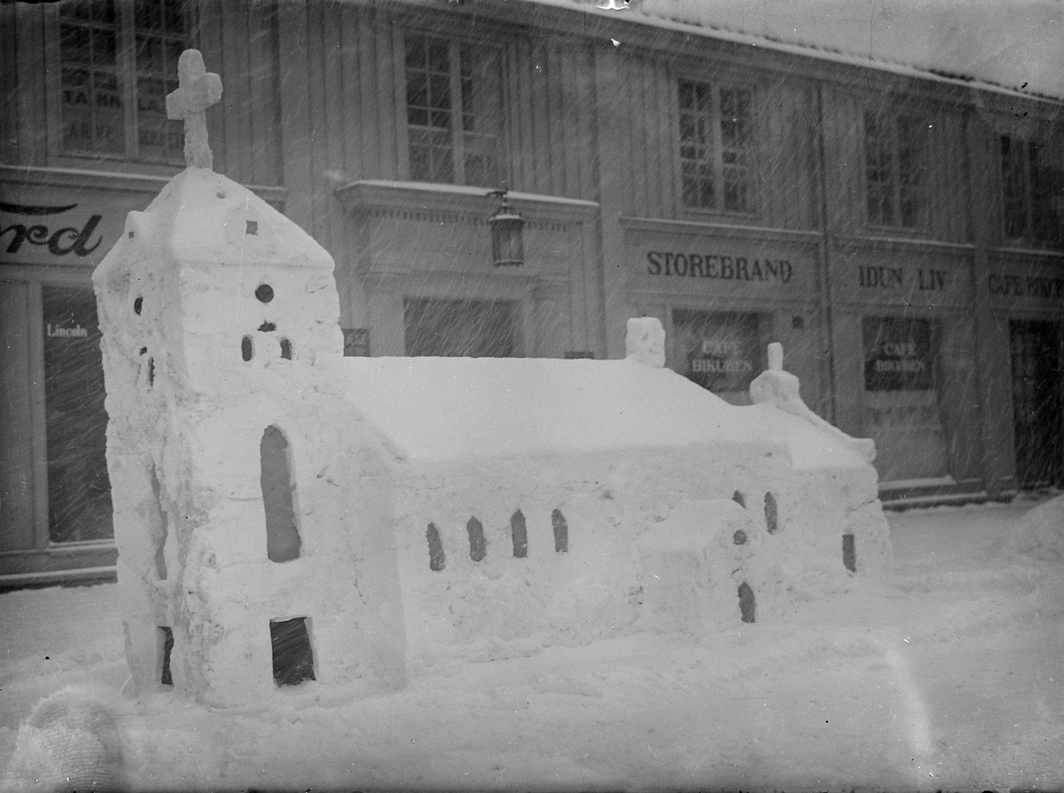 Vår Frue kirke modellert i snø av drosjesjåfører