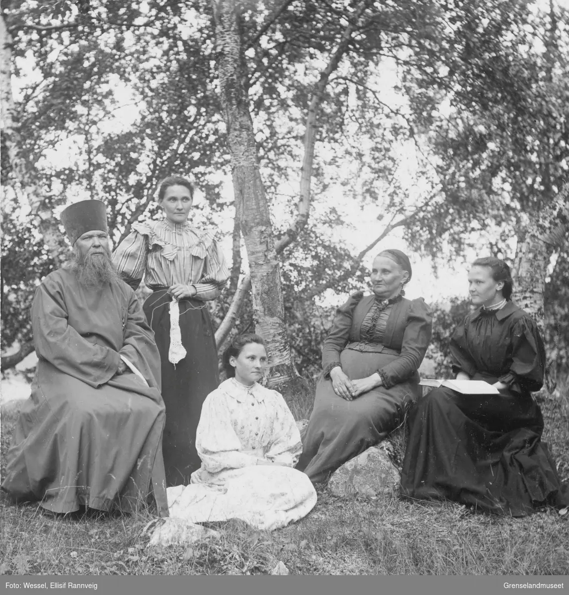 Prest Konstantin Stjsjekoldin med familie i Boris Gleb i 1897.