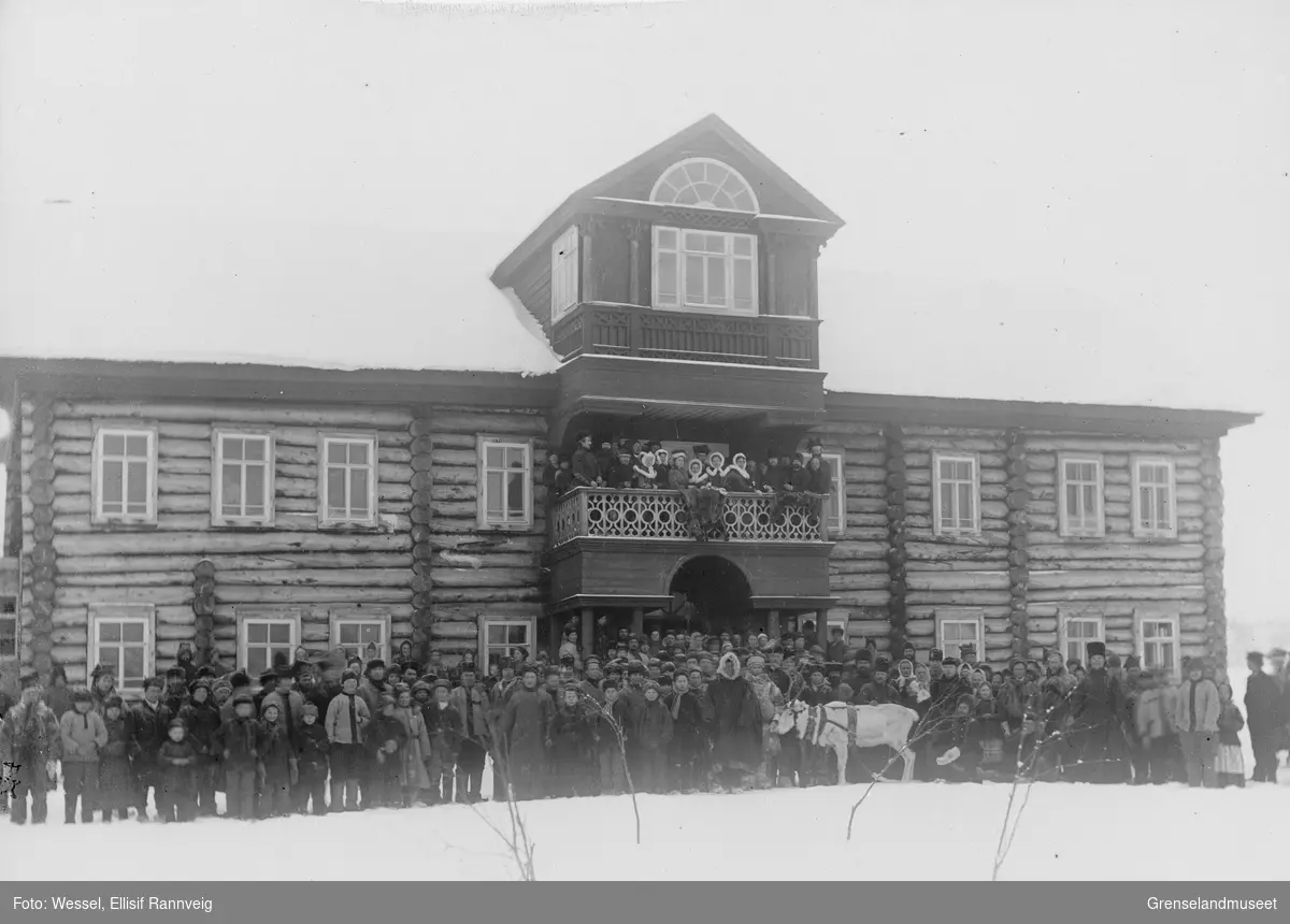 Gjester ved Trifanfesten fotografert utenfor klosterets i Pechengas hovedbygning, 13. februar 1896.