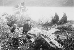 Rast ved Langfjorden på tur til Vaggetem, juli 1897. Mannen 