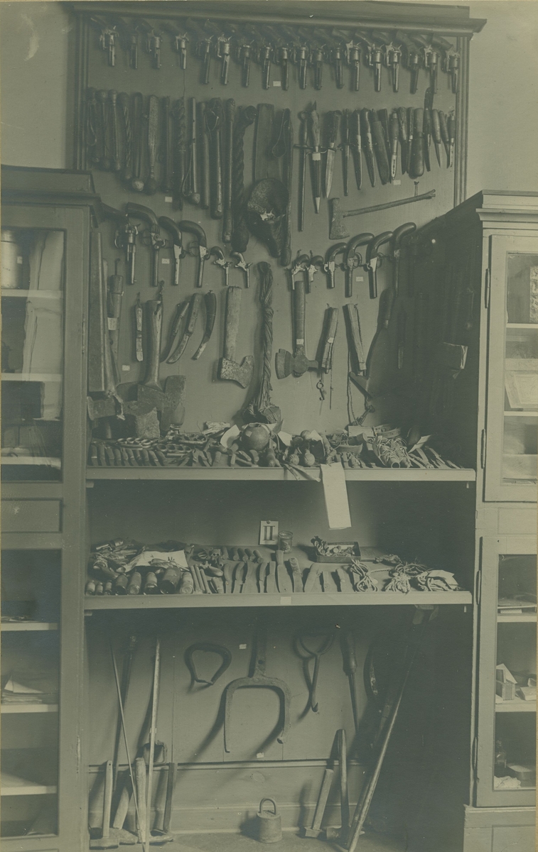 Museumsutstilling som viser sprengt pengeskap, våpen, gjenstander benyttet til mord, forbryterportretter, innbruddsverktøy, "Lorentz-banden" og deres verktøy.