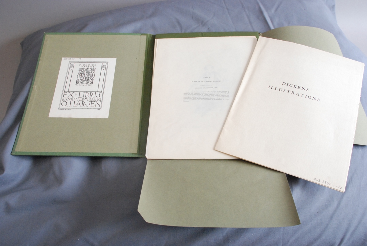 Etui inneholdende mappe med kopi av 28 illustrasjoner til Charles Dickens verker. Først ligger et forord og innholdsfortegnelse over illustrasjonene. Deretter følger illustrasjonene med eget ark med tittel og kunstnernavn. Nr. 10 er faksimile av et brev fra Dickens.