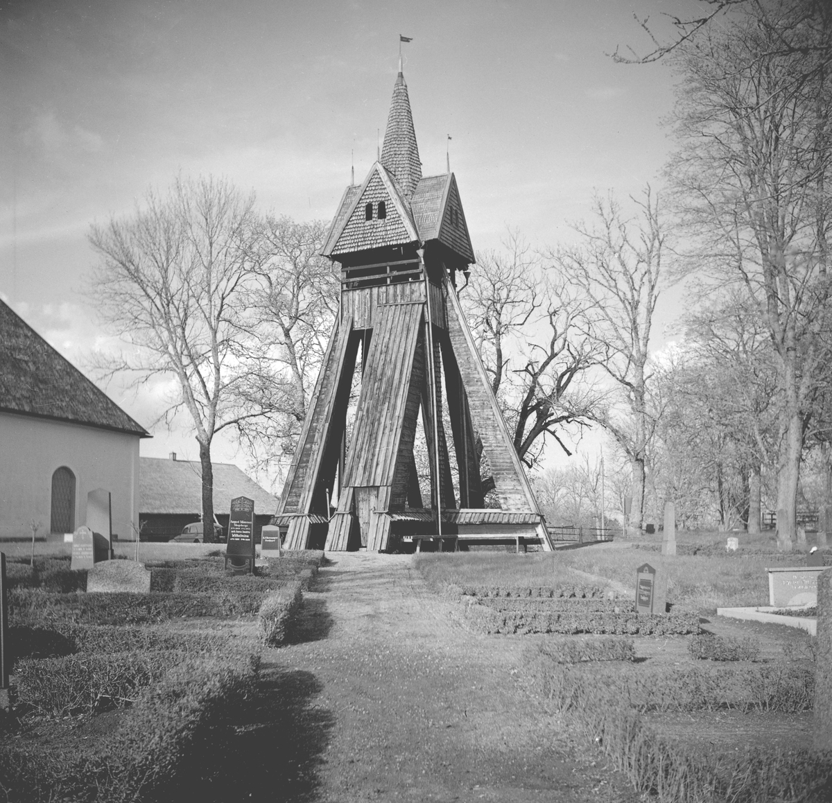 Klockstapeln till Jonsbergs kyrka. Dokumenterad av Östergötlands museum 1945. Stapeln tillkom 1691-1692 för att tjäna kyrkans storklocka, gjuten i Stockholm 1691. Vy från väster.