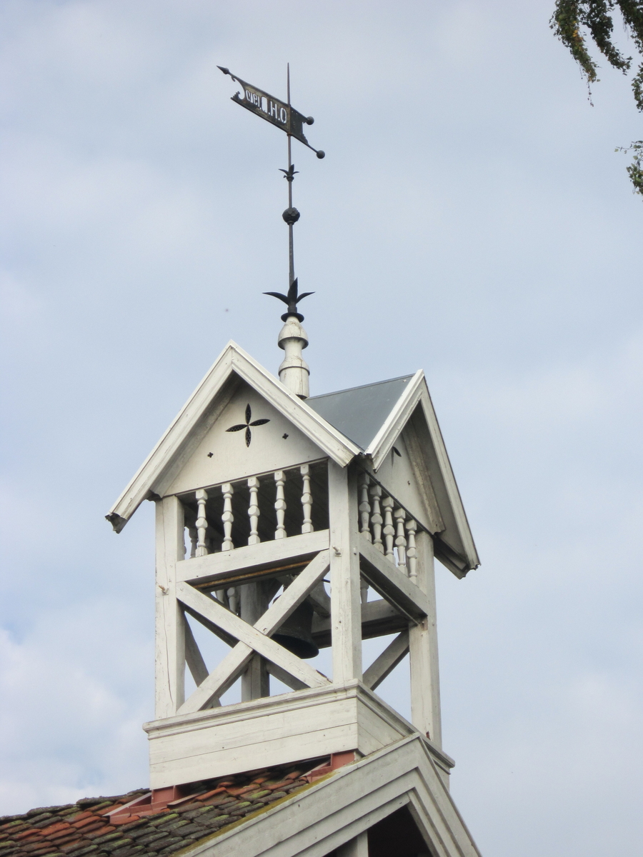 Klokketårnet på Fjæstad vestre har kryssformet saltak og er i sveitserstil. Tårnet står på stabburet, og er i middels stand. Værhanen har initialene «OHD» og årstallet 1910 påskrevet. Dagens klokketårn er bygget i 1996, som en replika av det opprinnelige tårnet.