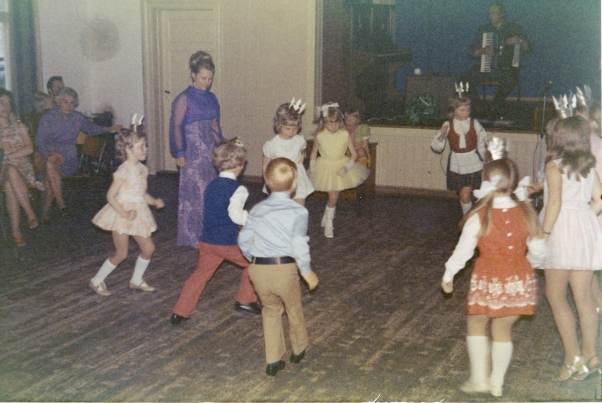 Danseskoleoppvisning. På Bøndernes hus i Gjerdrum. 1973