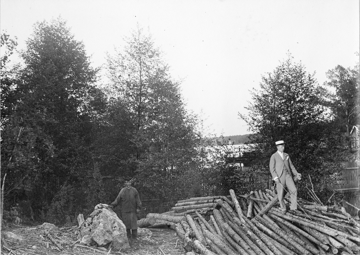 Häfla Bruk, Östergötland. Ämnen för hästskostavar utanför snickarverkstaden, 1901.