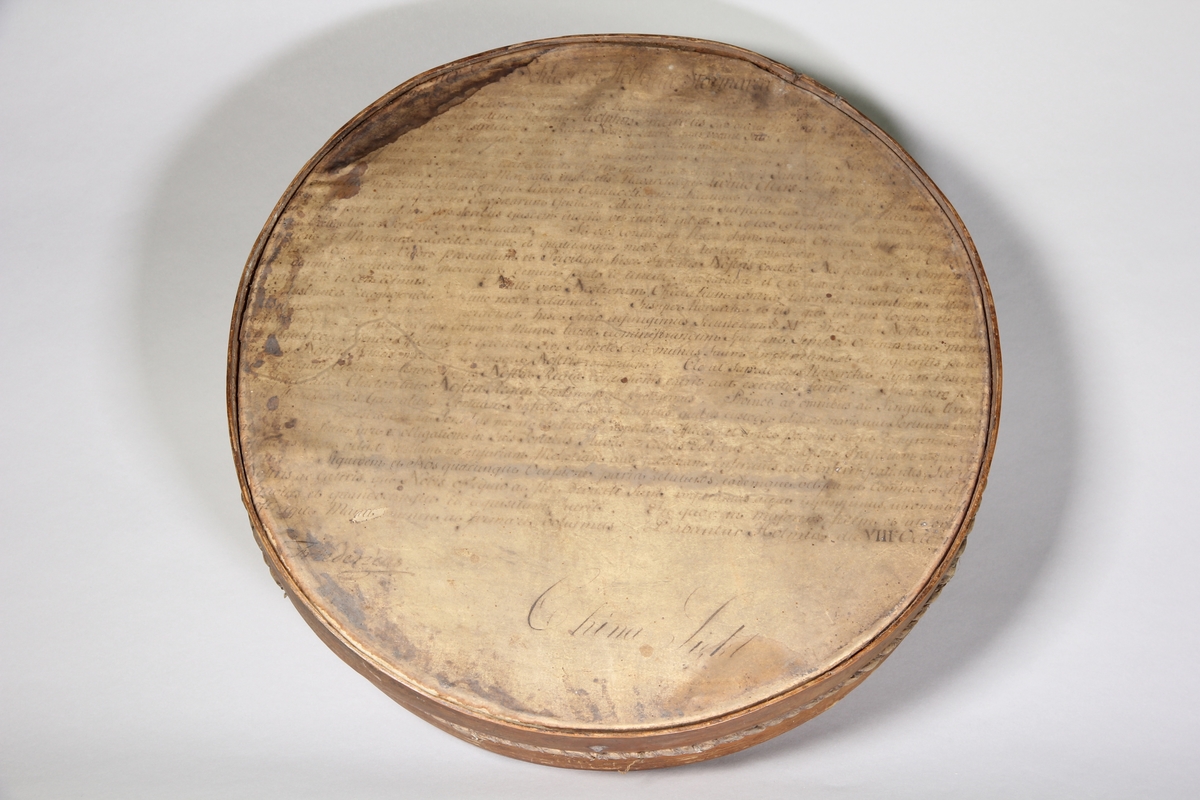 Siktbotten av trä, 2 st, svept, med botten av pergament.