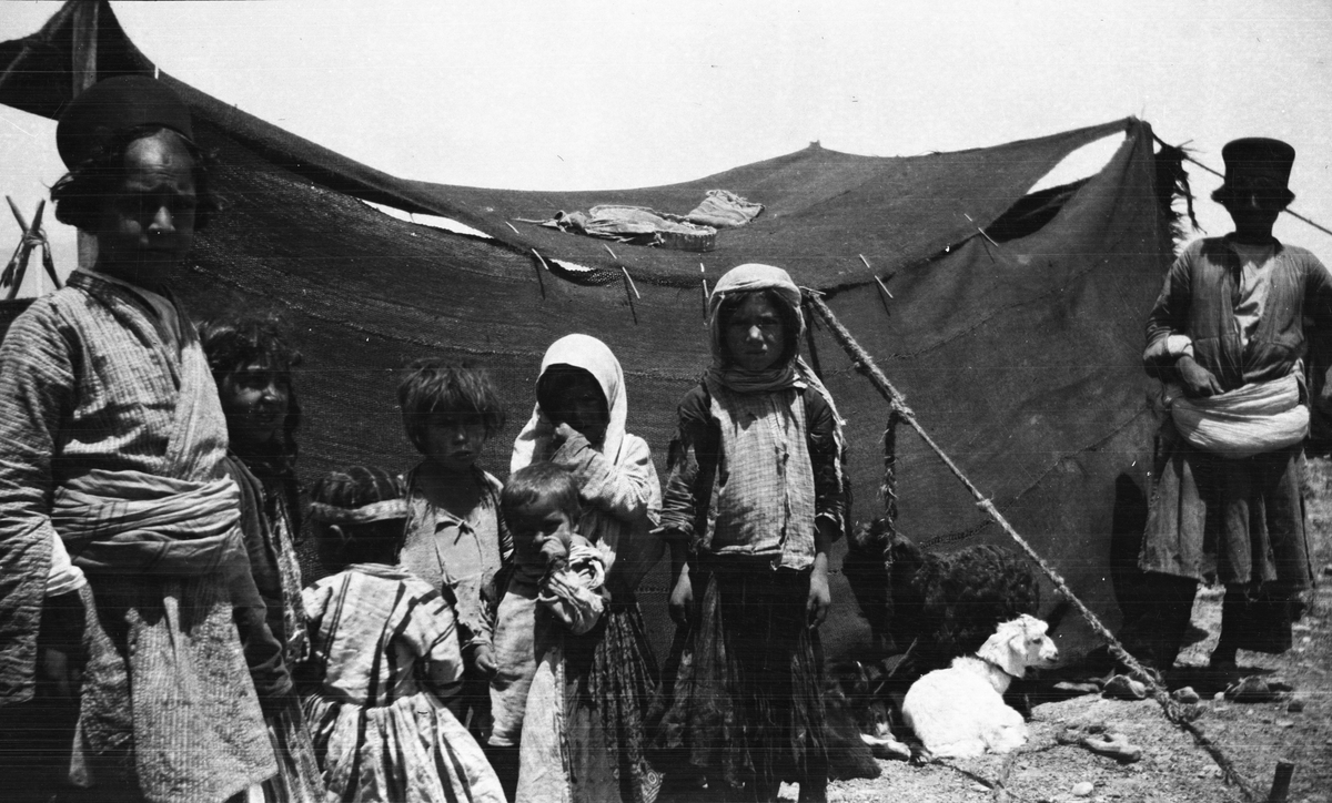 Persien. Barn i ett nomadläger.