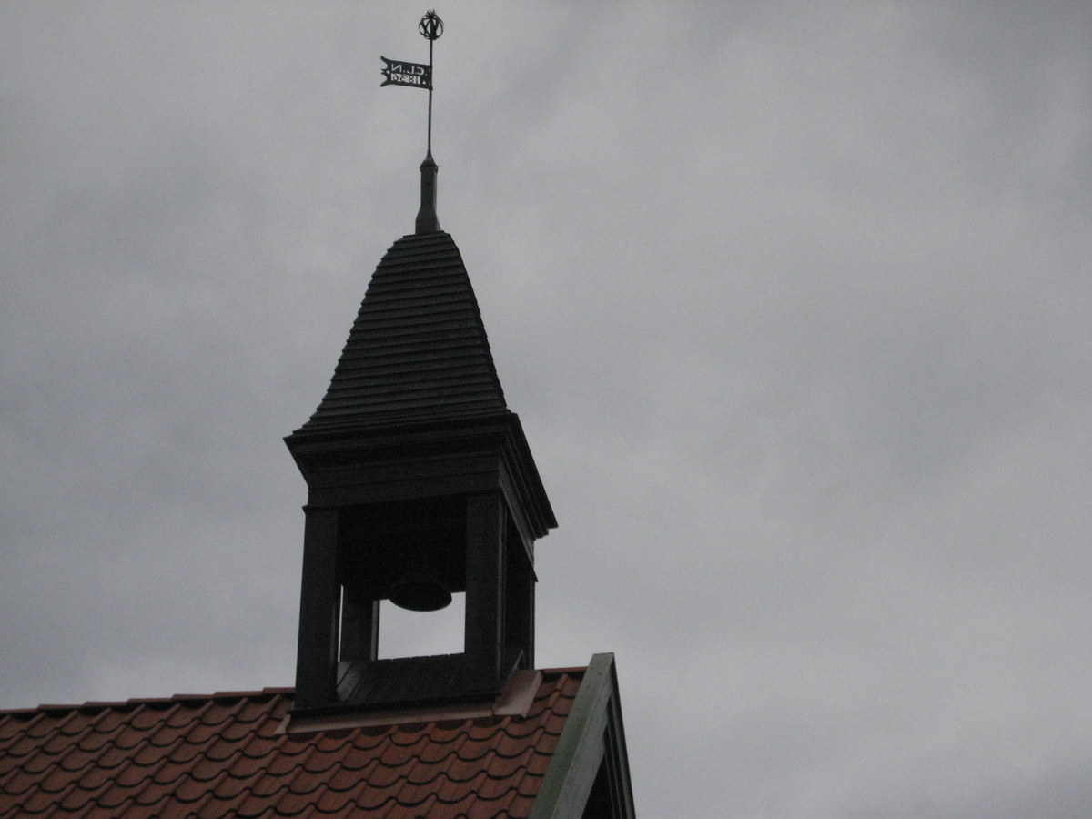 Klokketårnet på Næsten (Nesten) gård har buet telttak. Tårnet er plassert på stabburet. På værhanen står «CLN 1836». Initialene står trolig for Christoffer Lauritsen Nesten.