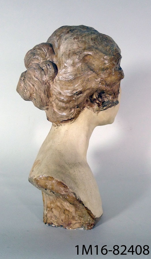 Porträttbyst av kvinna (M me D. Paris) med uppsatt hår. Kvinnan tittar lite snett uppåt vänster.