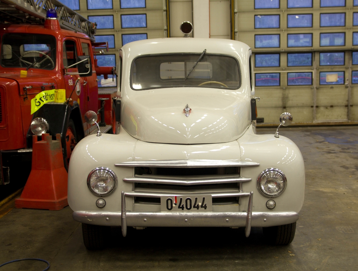 Ambulanse for brannvesen,  1952-modell av type Volvo PV834, registreringsnummer O 4044. Motor 90 HK/3670 ccm/Bensin. 3 seter og båre.