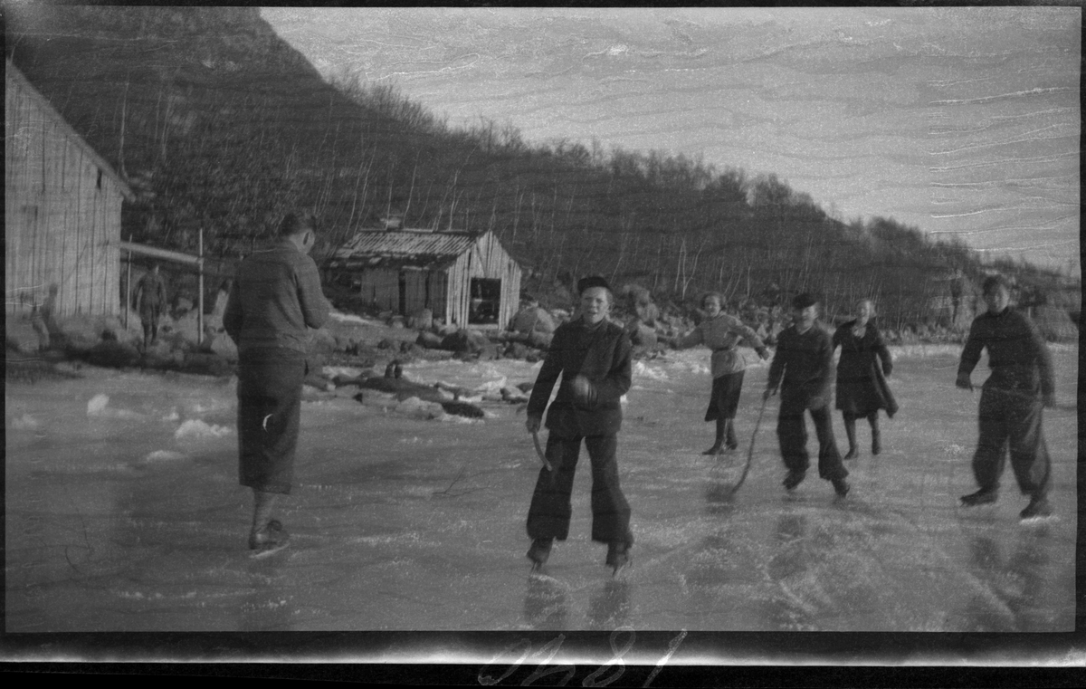 Bilder fra skøytetur ved Jørpeland. Det er mange folk på isen. De unge spiller bandy eller ishockey med hjemmelagde køller.