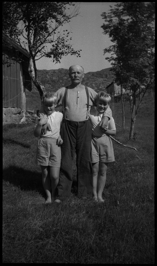 Lindtner ved Trollkjeften i ved Dalen i Strand kommune. Det er også bilder av en familie.