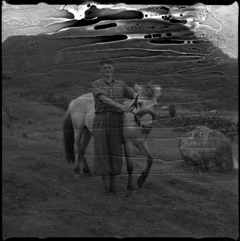 Bilder av en familie ved huset deres i Sie i Årdal. En av guttene er med på en tur i nærområdene. Det er også et fargebilde av Paul og Frida Johannessen og Paul Juvvik ved en stor vedstabel.