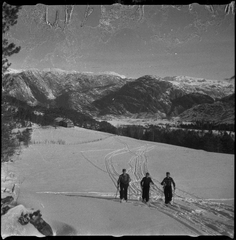 Fire til seks gutter på skitur i fjellene innenfor Kvilldal. Det er bilder fra fjellet og støler, fra pauser og fra skilek. Det er også bilder av en gutt sammen med sin mor og far, alle i finklær.
