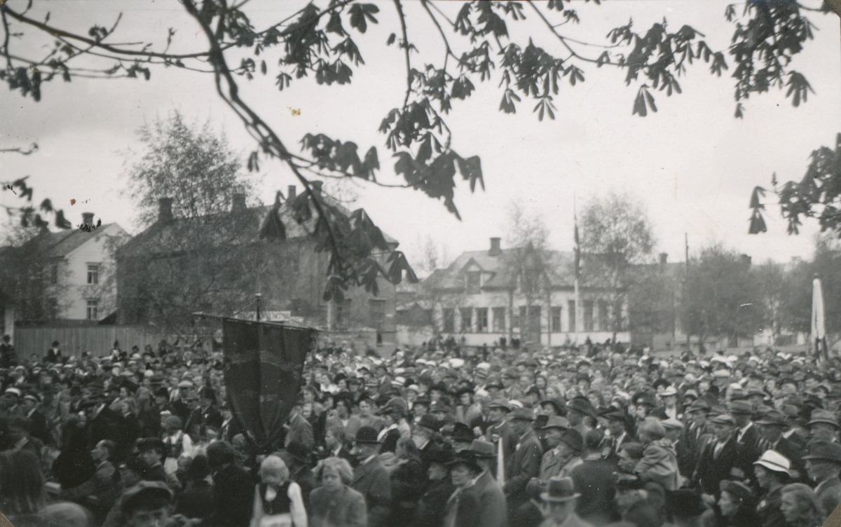 Ei stor folkemengde feirer friheten, mai 1945.