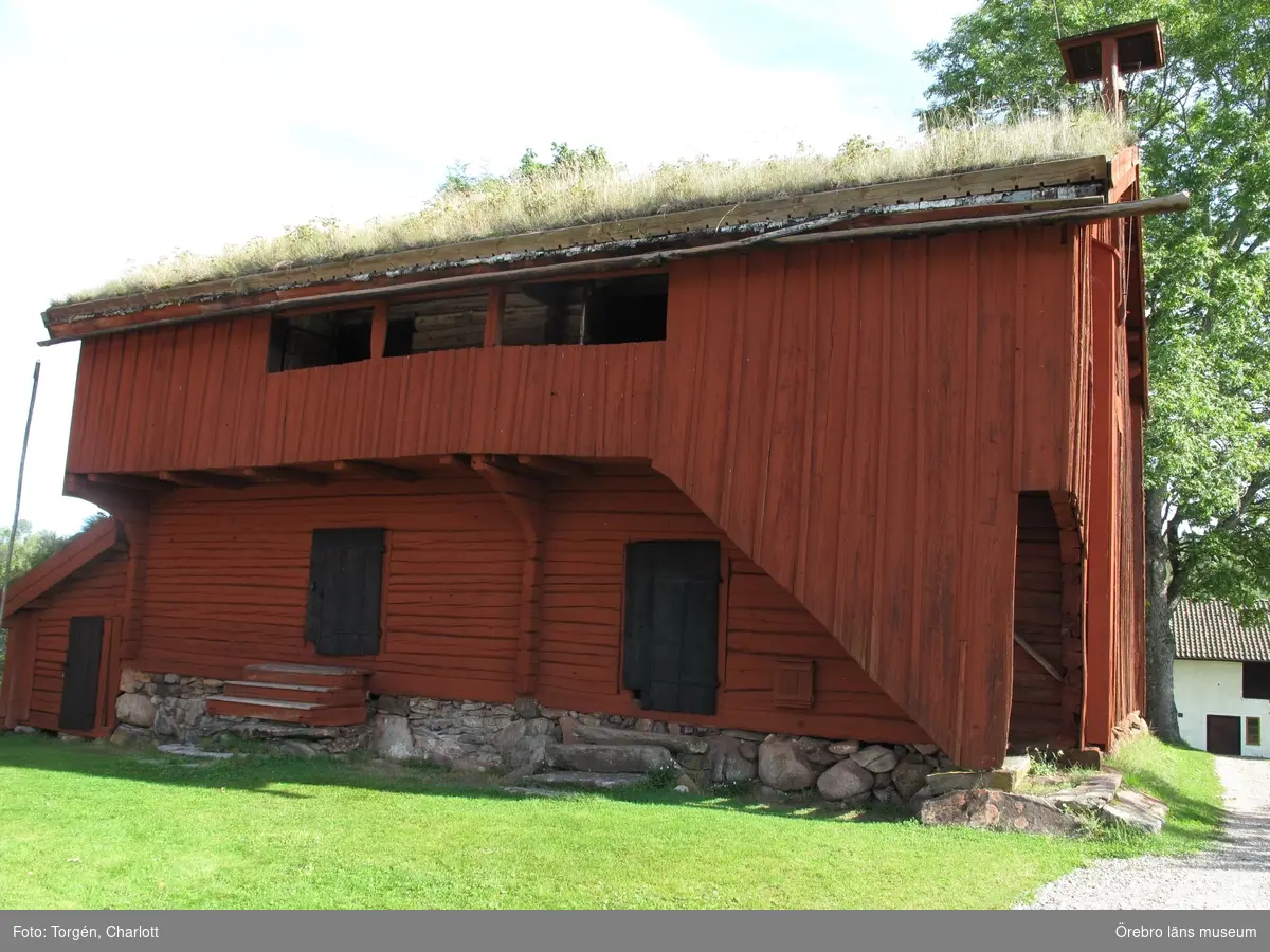 Siggebohyttans bergsmansgård, takarbeten på mangårdsbyggnaden och loftboden.

1-2: Loftboden före åtgärder. Mullåsen och delar av takfoten är rötskadade.
3-4: Mangårdsbyggnaden före åtgärder. Mullåsen och delar av takfoten är rötskadade.
5: Nya mullåsar.
6-8: Torven bakom mullåsen har tagits bort. Under torven ligger sinuskorrugerad plåt. Längst ner på takfallet en fotplåt och mot vindskivan ytterligare en plåt. Under torven syns också grus.
9-10: Takfoten täcktes med ny plåt och näver.
11: Loftbodens östra sida. Arbetet på taket är färdigt.
12-17: Arbetet på mangårdsbyggnaden är färdigt.
18-19: Takfoten på loftboden var delvis kraftigt rötskadad. Här har rötskadade delar plockats bort.
20: En av de befintliga krokarna som mullåsen ligger på.
21-22: Takfoten på loftboden var delvis kraftigt rötskadad. Här har rötskadade delar plockats bort.
23-28: Loftboden och mangårdsbyggnaden efter åtgärder.

Objekt: Mangårdsbyggnaden och loftboden vid Siggebohyttans bergsmansgård
Ort: Siggebohyttan
Gata/kvarter/fastighet: Siggebohyttan 2:2
Stad: 
Socken: Linde socken
Kommun: Lindesbergs kommun
Län: T
År: 2016

Foto:	1-28: Charlott Torgén, Örebro läns museum