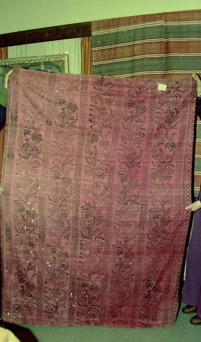 Ei seng, trykt, rosa fra Unni Linge, Valldal. Motiv tatt ved ei tekstilutstilling i Valldal.