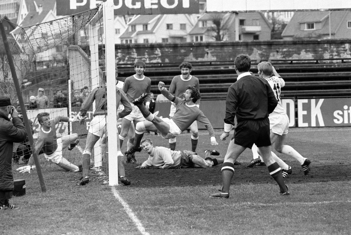 Strømsgodset spiller fotballkamp på Brann stadion i Bergen, mai 1971. Strømsgodset i lyse drakter. Ukjente spillere.