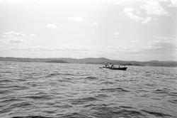 Erik Damman, reklamekonsulent fra Oslo, ferierer i båt med f