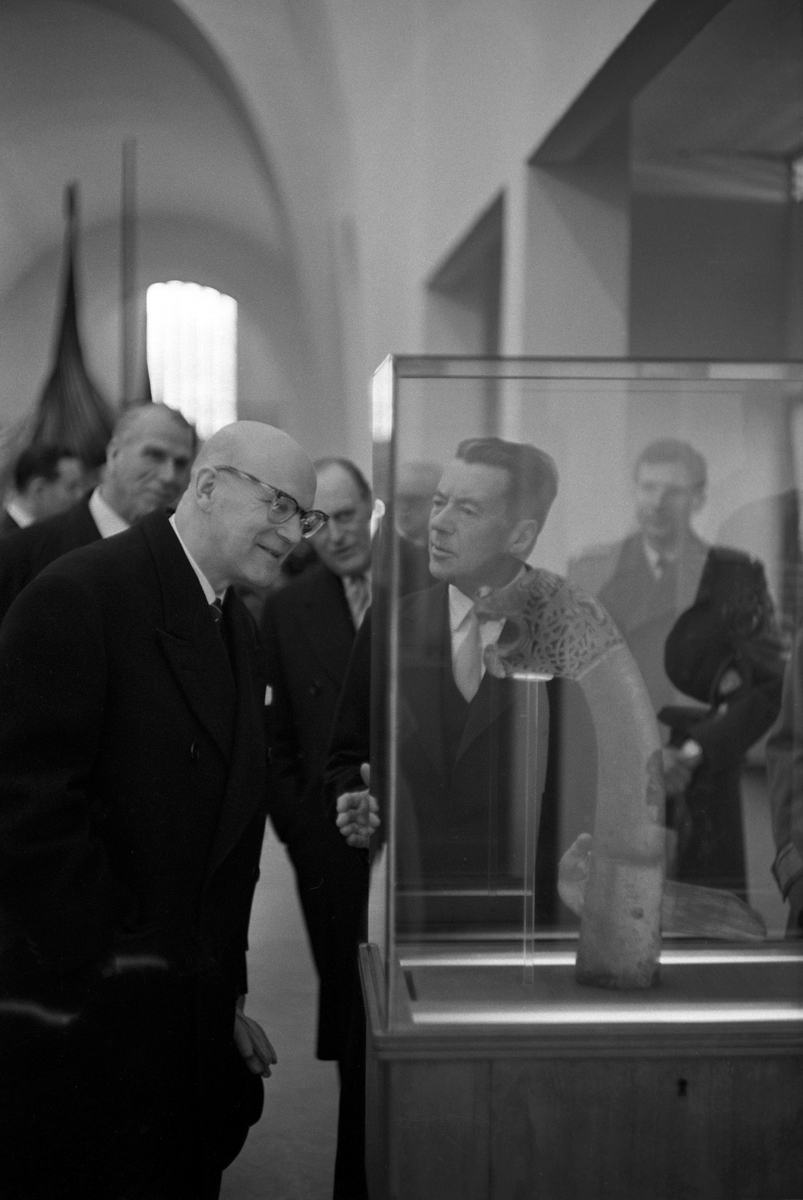 Finlands president Urho Kekkonen til venstre er på statsbesøk i Norge.  Her blir han vist rundt på Vikingskipsmuseet av professor Bjørn Hougen.