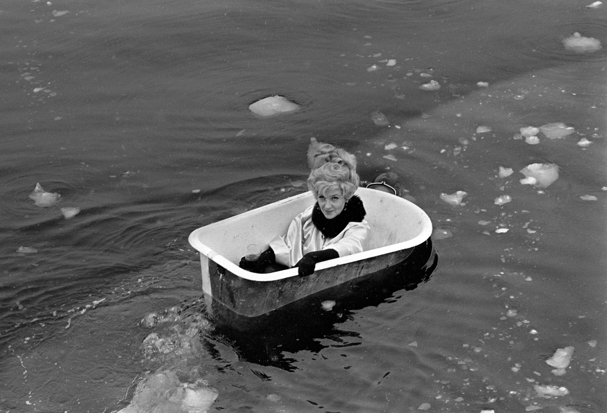 Sølvi Wang filmes i froskedrakt og badekar ved Sjøstrand Bad i Slemmestad i forbindelse med opptakene til TV-programmet "That's entertainement" som hun vant Chaplin-prisen for i Montreux.