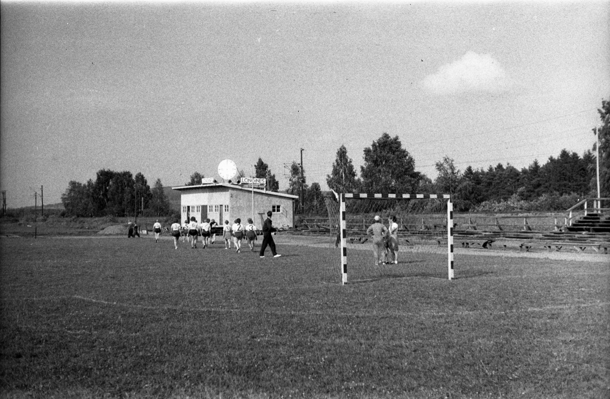 Fire bilder fra en håndballkamp på Lillestrøm, mellom Lillestsrøm og Kraby IL, juni 1953.
