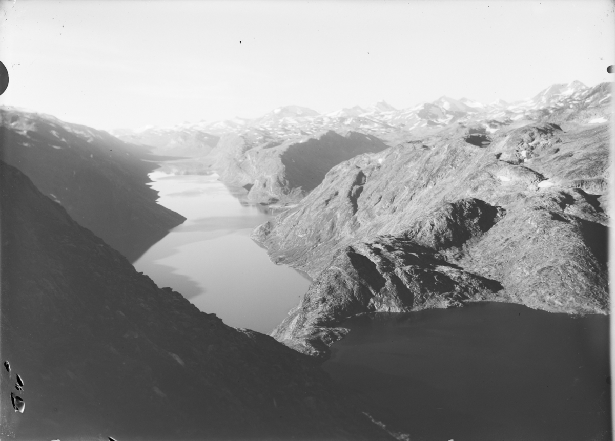 Jotunheimen, oversiktsbilde fra Besseggen mot Gjende og Bessvatnet til høyre, tatt mot vest