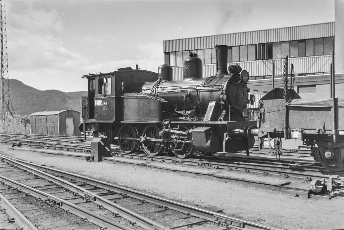 Damplokomotiv type 23b nr. 460i skiftetjeneste på Trondheim stasjon.