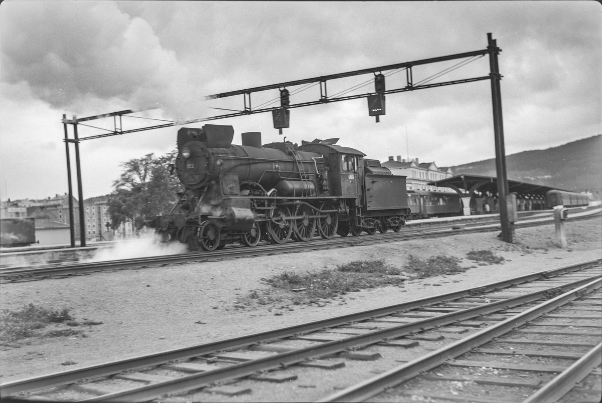 Damplokomotiv type 30b nr. 359 på Trondheim stasjon.