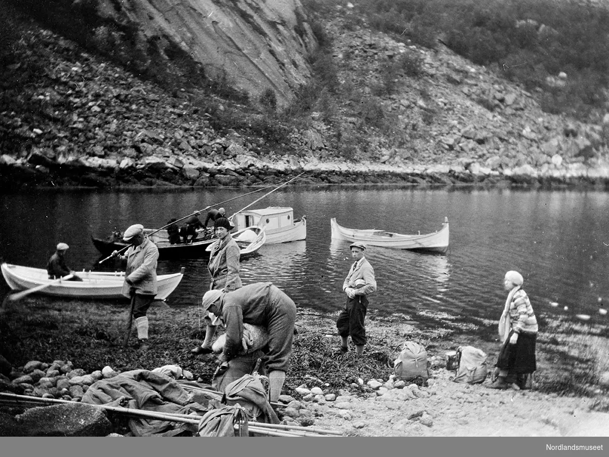 Fisketur i Hellemobotn. Båter, fiskestenger, ryggsekker.