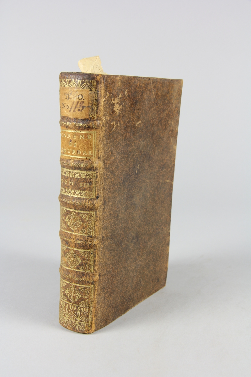 Bok, helfranskt band, "Sermons du Pere Bourdalouë", del 3, tryckt i Paris 1608. Skinnband med guldpräglad rygg med fem upphöjda bind. Titelfält med blindpressad titel och volymens nummer, rödstänkt snitt. Etikett med samlingsnumret.