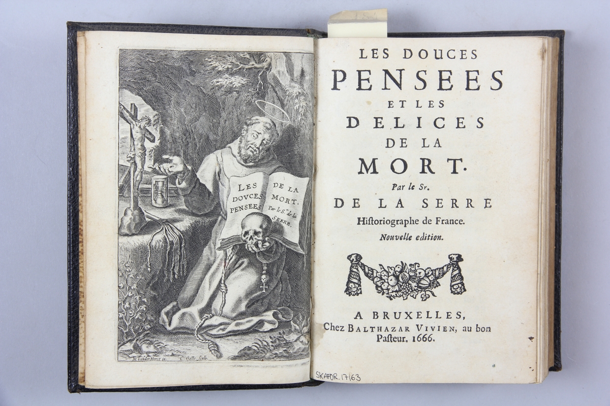 Bok, helfranskt band, "Les douces pensées et les délices de la mort", skriven av de La Serre, tryckt i Bryssel 1666. Skinnband, präglat, med guldpräglad rygg med fyra upphöjda bind. Fram- och baksida med guldpräglad dekor. Titelfält med blindpressad titel, förgyllt snitt. Etikett med samlingsnumret. Illustrerad med kopparstick. Anteckning om inköp.