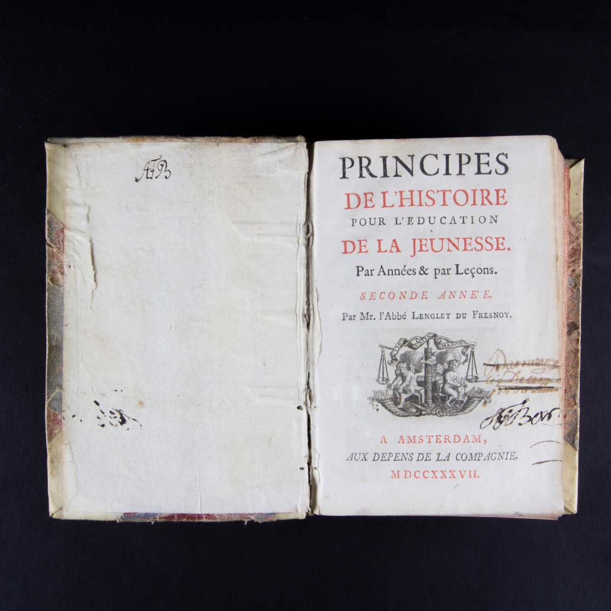 Bok, halvpergamentband "Principes de l´histoire pour 
l´education de la jeunesse", del 2, tryckt 1737 i Amsterdam. Pärmar klädda med marmorerat papper, rygg och hörn av pergament. Rödstänkt skuret snitt.
