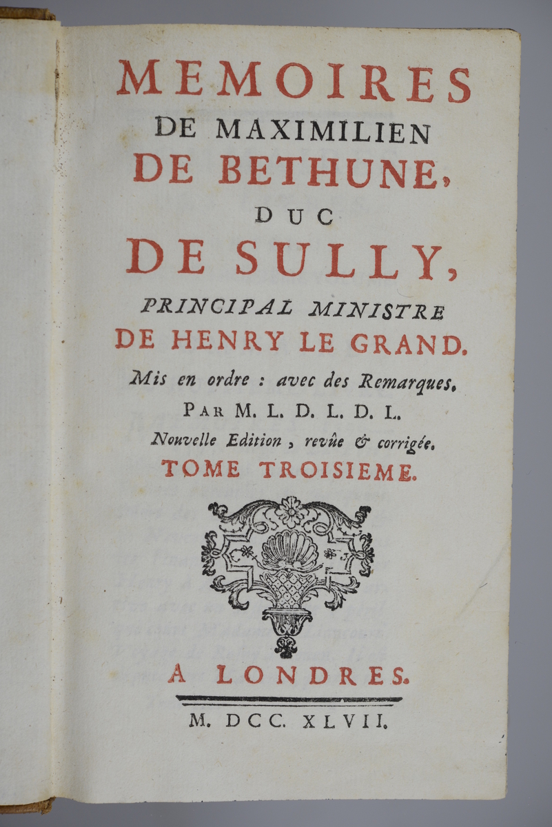 Bok, halvfranskt band, "Mémoires de Maximilien de Béthune, Duc de Sully..." del 3, skriven av Pierre  de Mathurin, tryckt i London 1747.
Band med stänkt papper, blindpressad rygg i fyra upphöjda bind, titelfält med blindpressad, guldpräglad titel, fält med volymens nummer samt påklistrad pappersetikett. Med stänkt snitt.