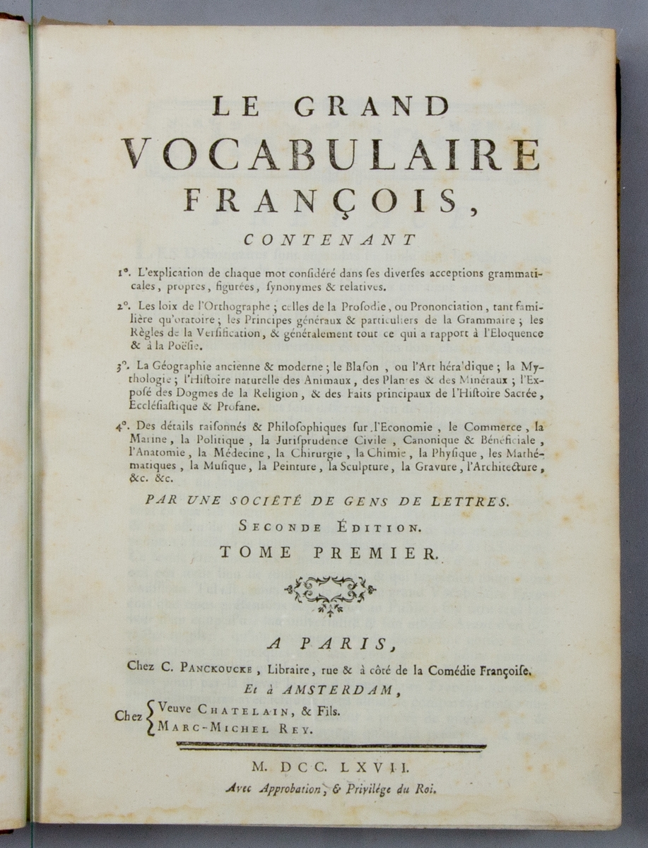 Bok, halvfranskt band "Le grand vocabulaire francois", del I, utgiven i Paris 1767.
Band med pärmar av papp med påklistrat stänkt papper, hörn och rygg av skinn med fem upphöjda bind med guldpräglad dekor, titelfält med blindpressad titel och ett mörkare fält med volymens nummer. Med stänkt snitt. Påklistrade etiketter märkta med bläck "No 2" och "A AIG".