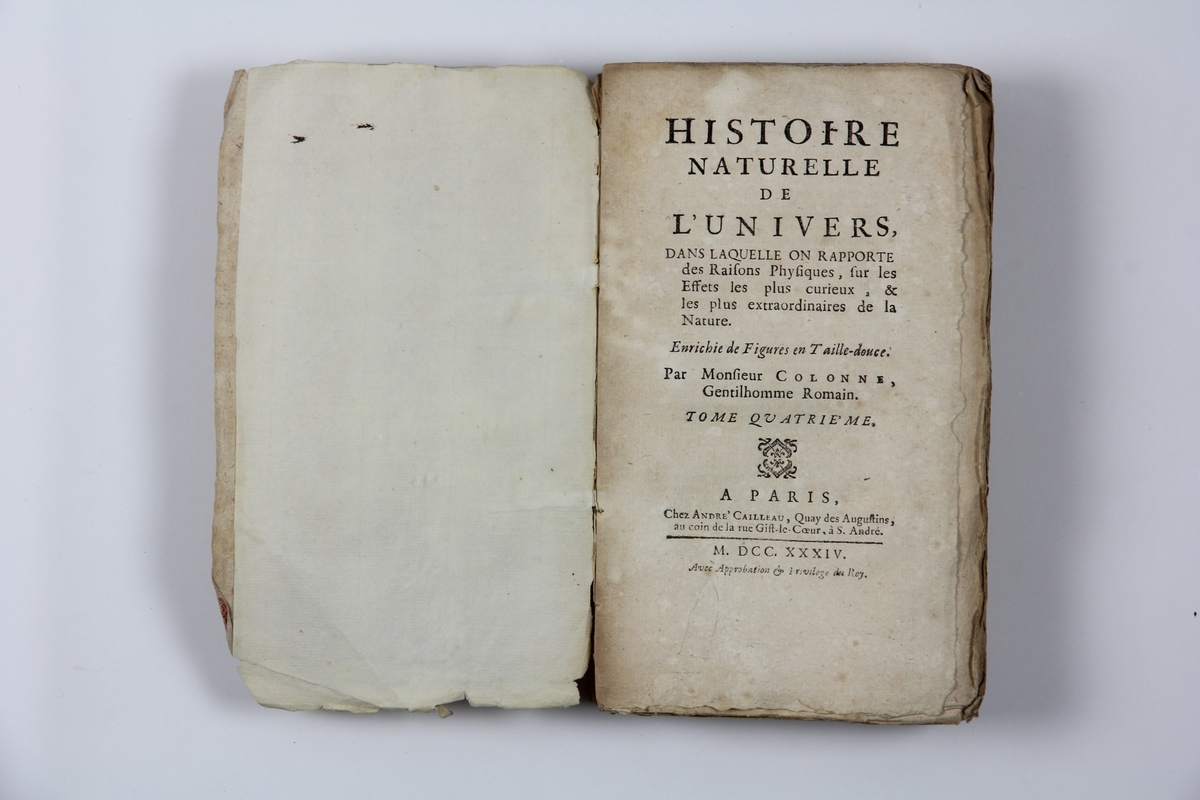 Bok, pappband "Histoire naturelle de l`univers", del 4, tryckt i Paris 1734. 
Marmorerat band med blekt  och skadad rygg, påklistrade pappersetiketter med titel (oläslig)  och volymens nummer. Med skurna snitt.