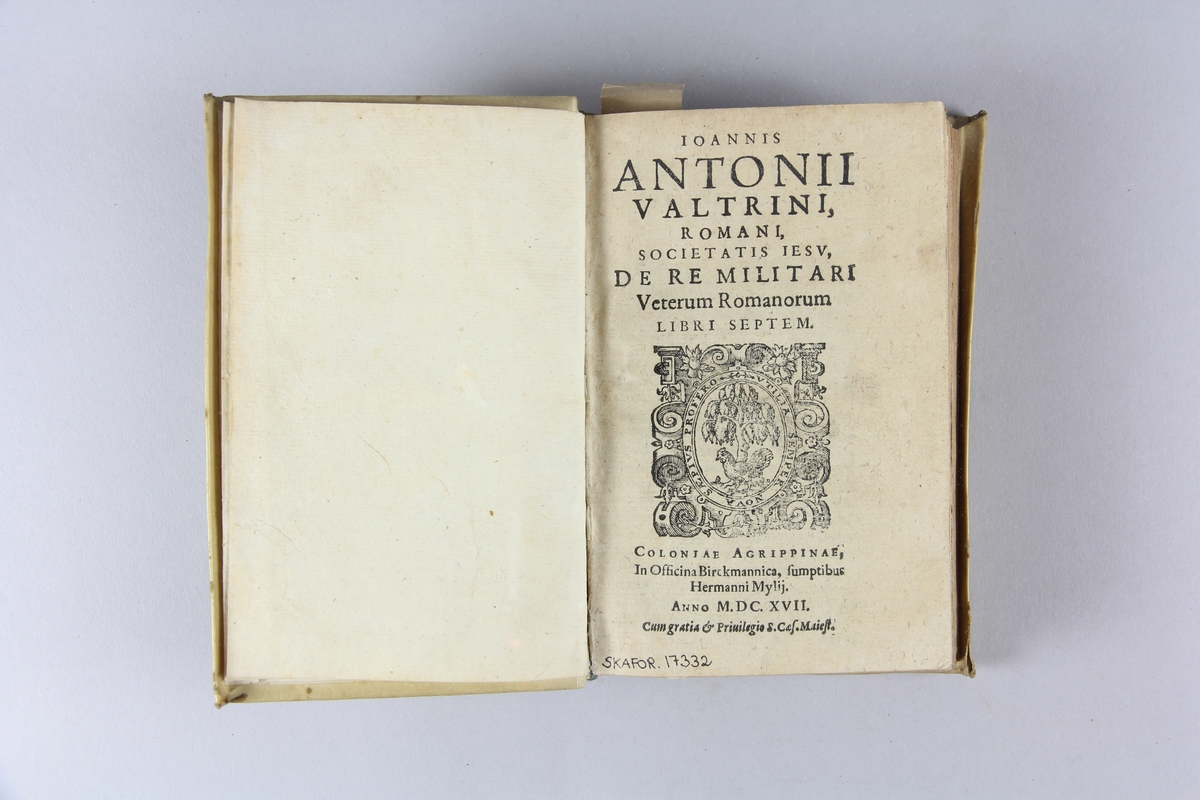 Bolk, pergamentband, "De re militari veterum romanorum libri septem". Band av pergament, skuret snitt. Påskrift på ryggen samt klistrad etikett med samlingsnummer.