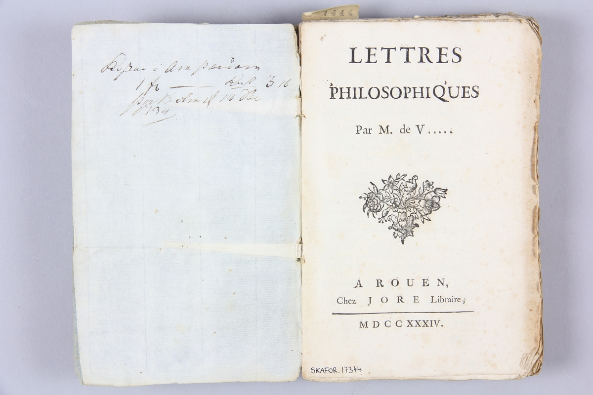 Bok, häftad, "Lettres philosophiques", skriven av M. de V, tryckt i Rouen 1734.
Pärmen klädd med marmorerat papper, oskurna snitt. På ryggen klistrade pappersetiketter med titel, oläslig, och samlingsnummer. Anteckning om inköp på pärmens insida.