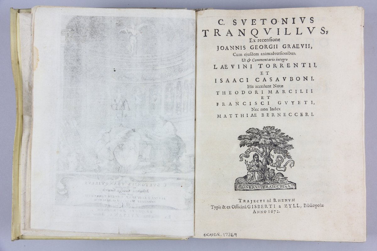Bok. pergamentband, "C. Svetonivs Tranqvillvs..." tryckt 1672.
Band av pergament, skuret snitt. På ryggen författarnamn och samlingsnummer. Anteckning om förvärv.