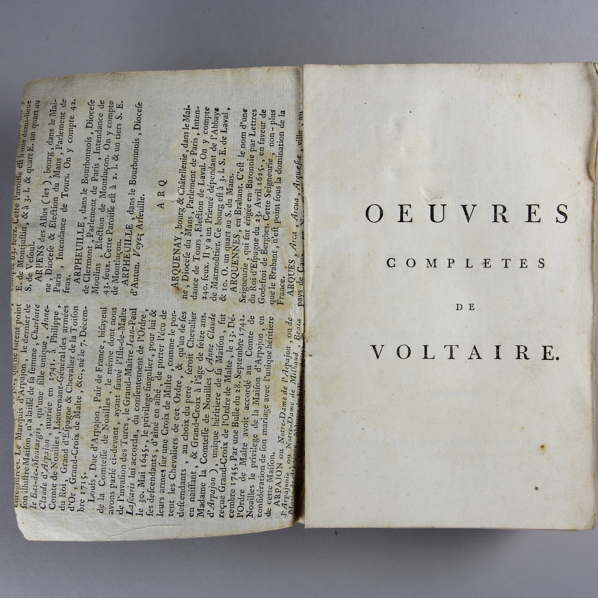 Bok, häftad, "Oeuvres complètes de Voltaire." del 2, tryckt 1785.
Pärm av gråblått papper, skurna snitt. På ryggen pappersetikett med tryckt text med volymens namn och nummer. Ryggen blekt.