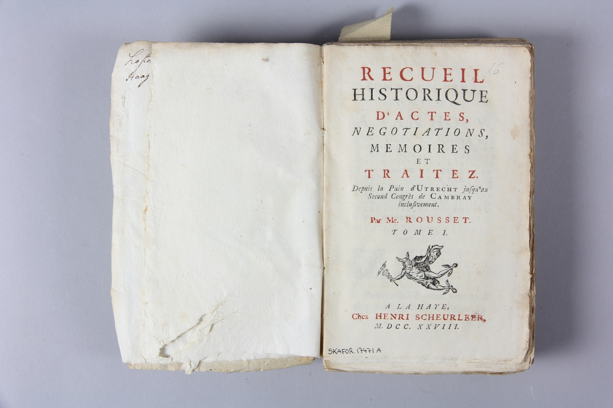 Bok, häftad, "Recueil historiques...depuis la paix d´Utrecht", del 1, tryckt 1728 i Haag.
Pärm av marmorerat papper, oskuret snitt. Blekt rygg med etikett med titel och samlingsnummer. Anteckning om inköp.