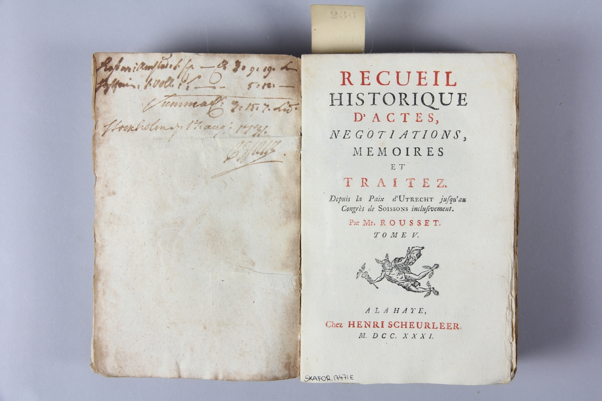 Bok, häftad, "Recueil historiques...depuis la paix d´Utrecht", del 5, tryckt 1731 i Haag.
Pärm av marmorerat papper, oskuret snitt. Blekt rygg med etikett med titel och samlingsnummer.